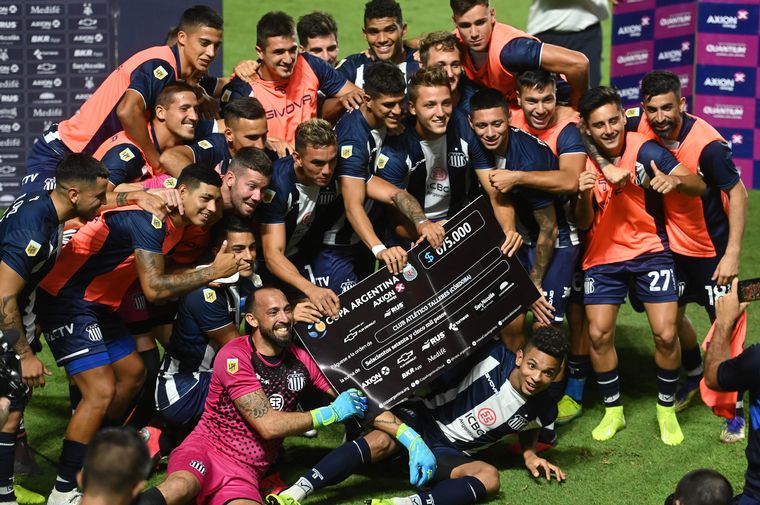 El plantel albiazul celebra la clasificación a los 16avos de final. 