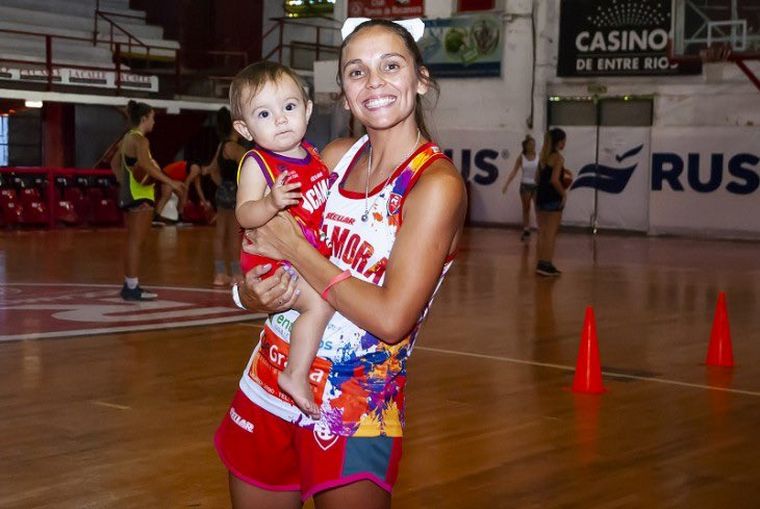 FOTO: Amamantó a su hija en pleno partido de básquet y fue viral