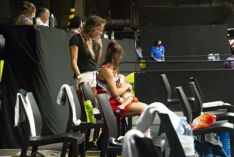 Amamantó a su hija en pleno partido de básquet y fue viral