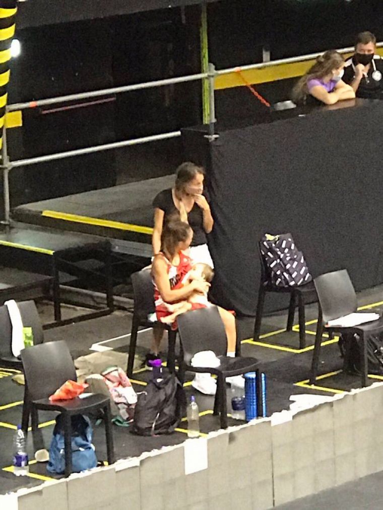 Amamantó a su hija en pleno partido de básquet y fue viral