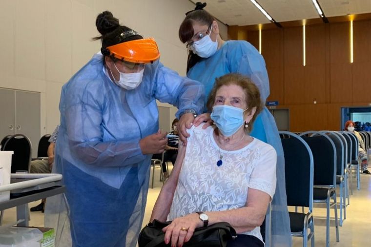 Tiene 91 años y es la vacunada número 100 mil en Córdoba