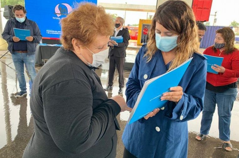 Schiaretti entregó 61 escrituras sociales a vecinos de Capital