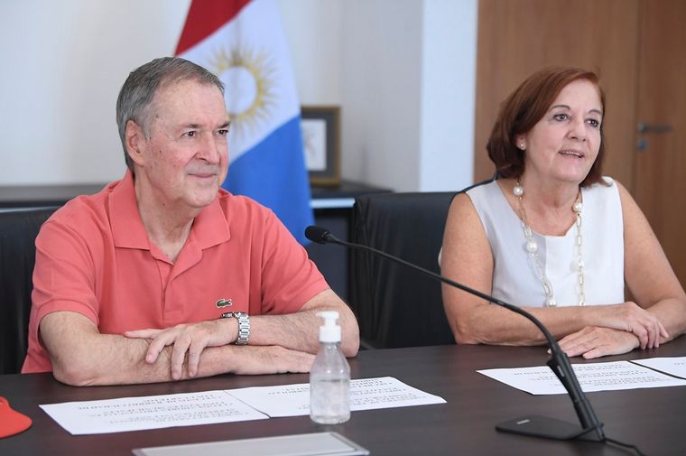 Schiaretti entregó escrituras sociales a vecinos de Capital