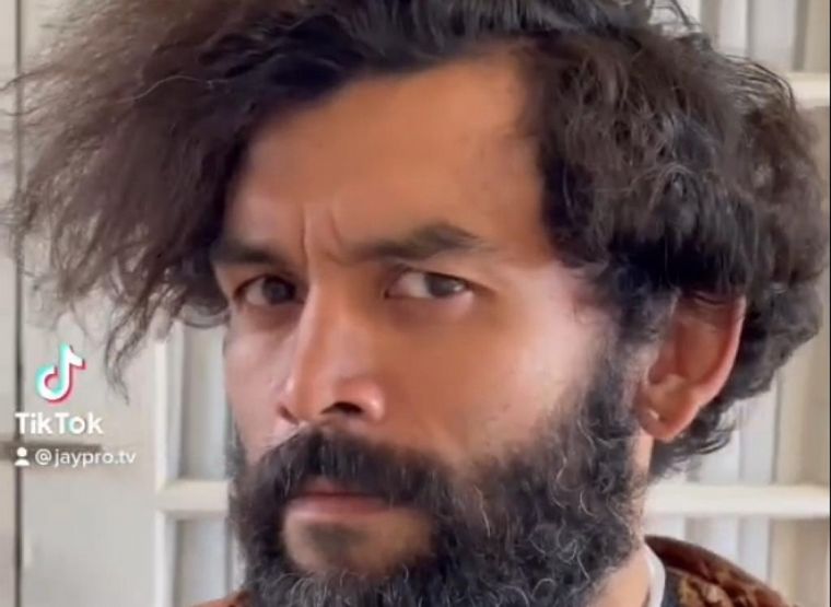 El hombre le hizo un espectacular corte de pelo a quien le había pedido dinero.