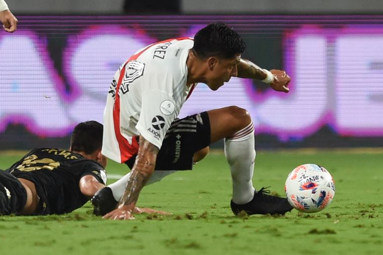 El volante Enzo Pérez, la figura del partido. 