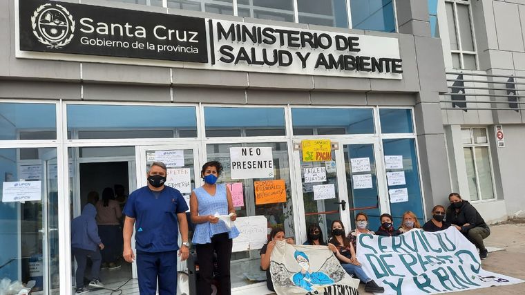 Enfermeros toman el Ministerio de Salud de Santa Cruz