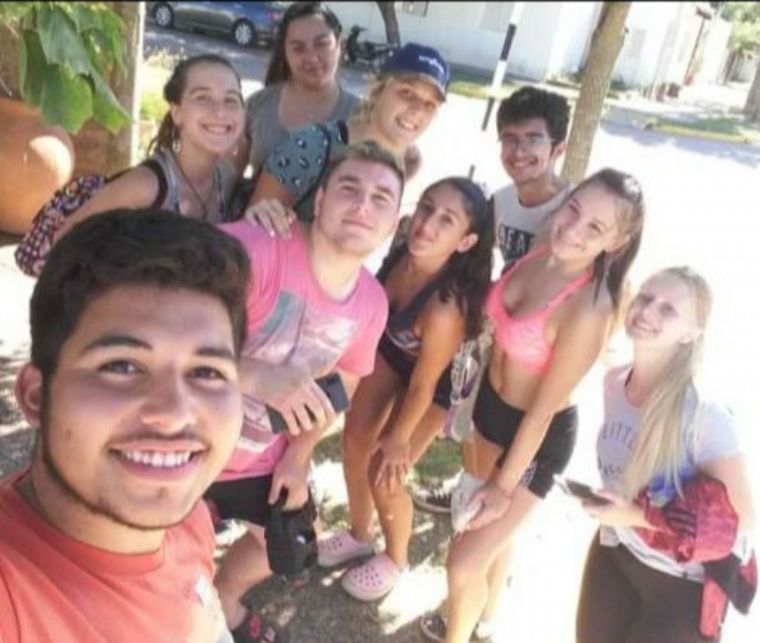 Alumnos de un colegio pintaron cordones para su graduación