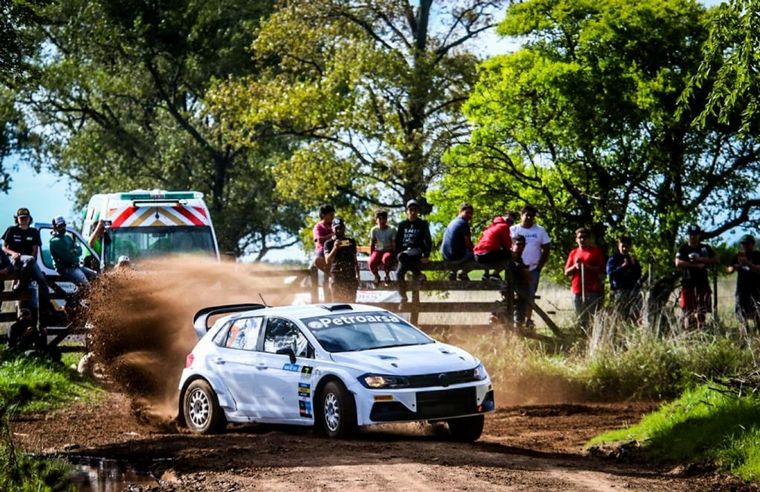 Padilla, líder del campeonato, derrapando con su Polo en 'El Rebelde'