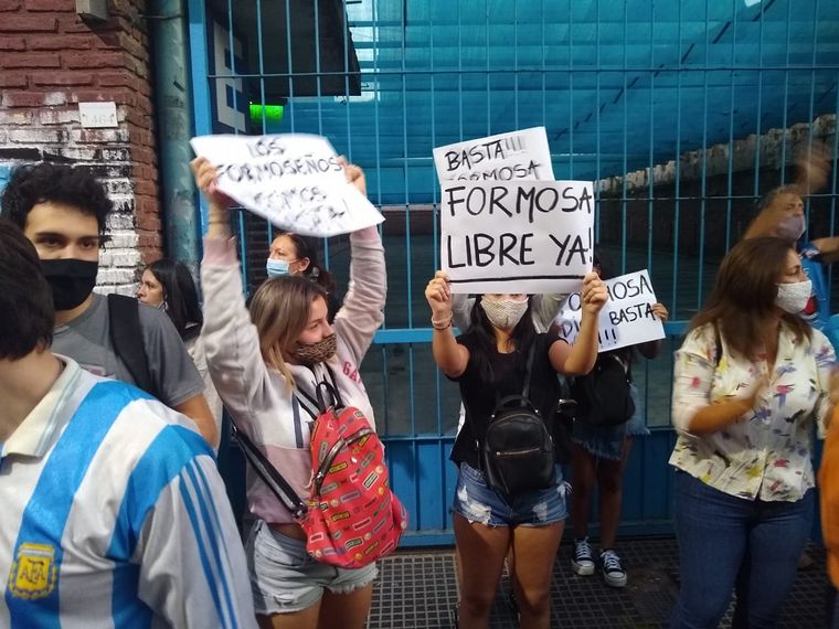 Protestas en la Casa de Formosa contra Gildo Insfrán