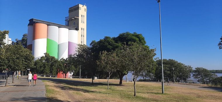 Desayuno a los pies de los Silos Davis en Rosario