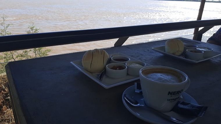 Desayuno a los pies de los Silos Davis en Rosario