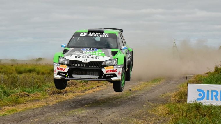Cancio con su Skoda volo para ganar la etapa del Sábado en Madariaga.