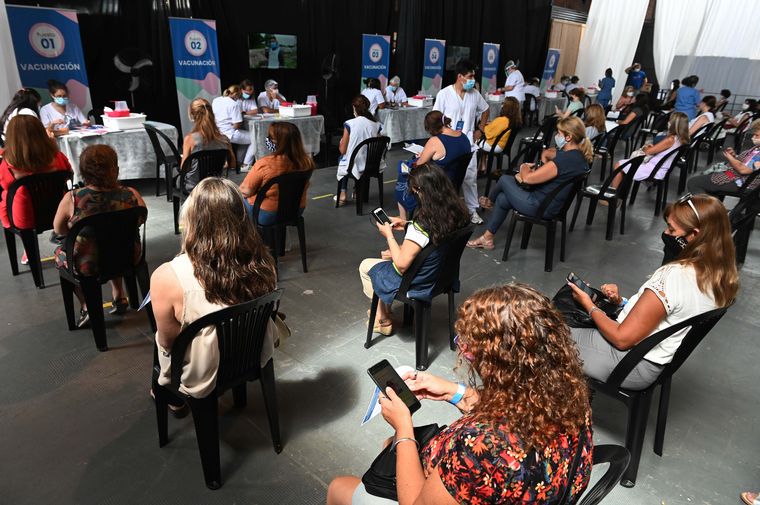 Con nuevas dosis, avanza la vacunación a docentes en el país