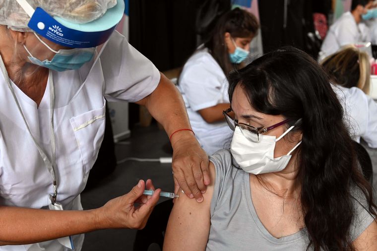 Con nuevas dosis, avanza la vacunación a docentes en el país