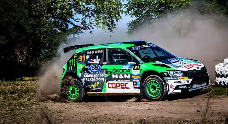 Gran ritmo de Martínez (Skoda) para pasar liderar el domingo.