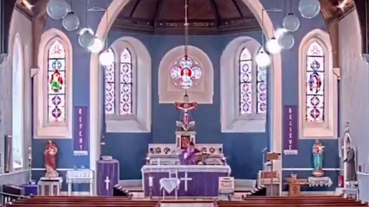 Los usuarios se divirtieron con el insólito momento que vivió un cura en Irlanda.