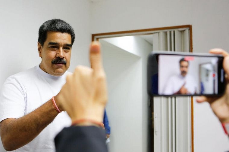 FOTO: Maduro recibió la primera dosis de la vacuna Sputnik V