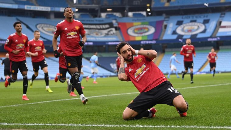 Manchester United venció al City en el clásico y cortó su racha.