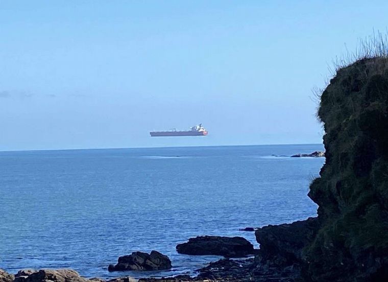 El barco que parece flotar en el aire