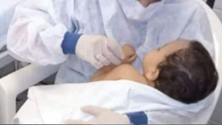 Buscan familiares de un bebé tras la muerte de sus padres