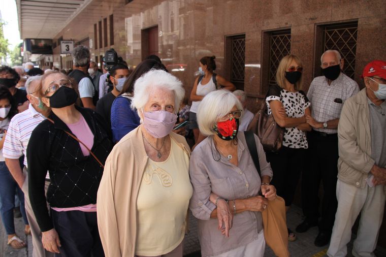 Largas filas bajo el sol para vacunarse en la Ciudad de Buenos Aires.