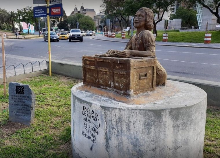 La escultura de Ana Frank, cuando aún tenía la cabeza. 