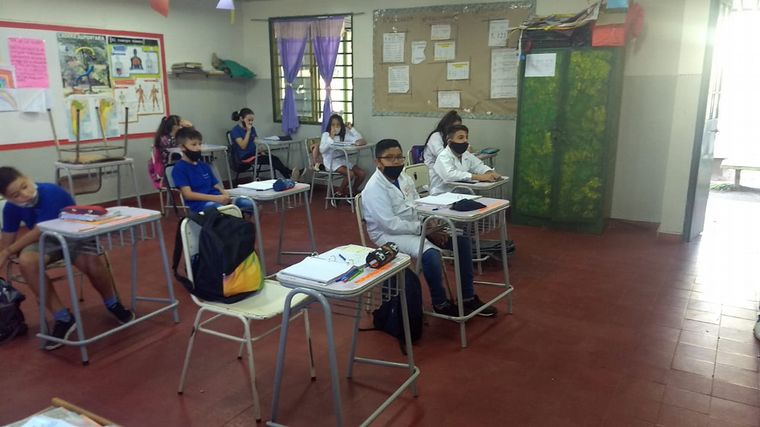 Benjamín Bustos es hipoacúsico y el barbijo es un desafío para su implante coclear