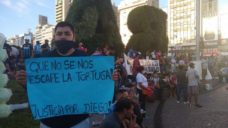 FOTO: Los manifestantes sostienen que a Diego 