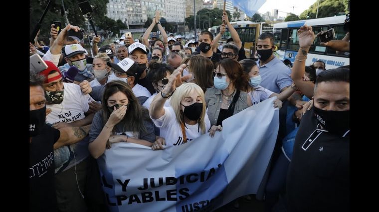 Las hijas de Diego y Claudia Villafañe, en la manifestación. 