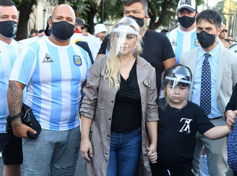 Verónica Ojeda y Dieguito Fernando, en la marcha por Diego Maradona. 