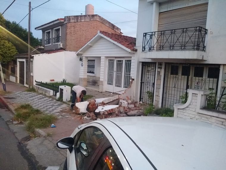 FOTO: Terrible colisión en Córdoba dejó viviendas sin luz ni agua