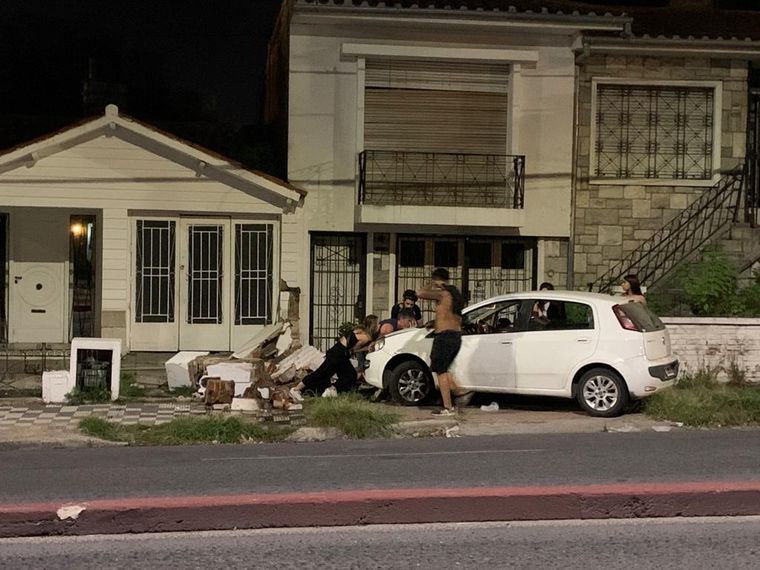 FOTO: Investigan si los ocupantes del Fiat Punto circulaban borrachos.