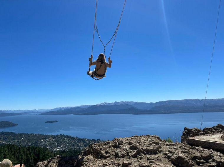 FOTO: Agus Vivanco se animó a la hamaca al cielo en el Cerro Otto