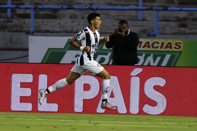 Leonardo Sequeira convirtió el primer gol para Central Córdoba.