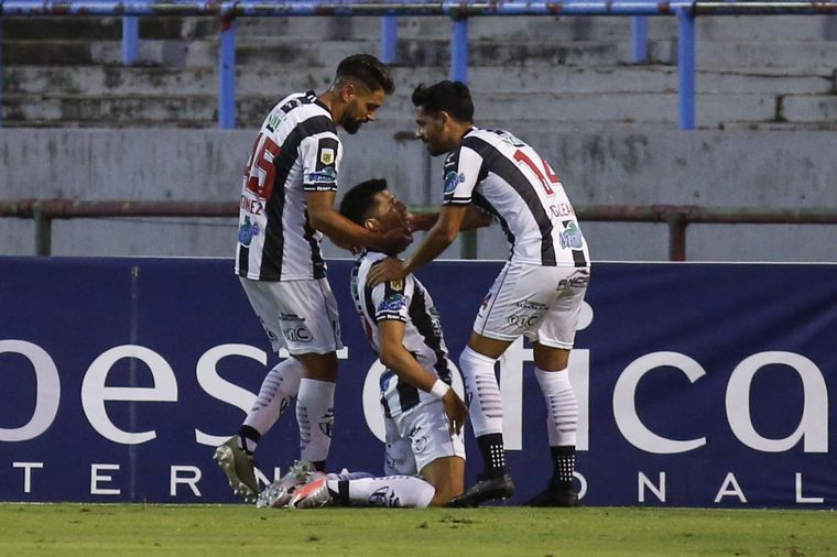 Central Córdoba venció 2-1 a Aldosivi y se acerca a la punta