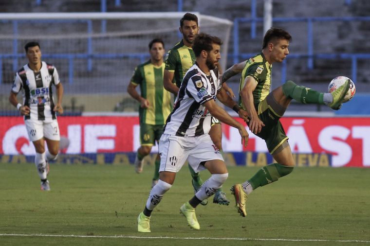 FOTO: Central Córdoba venció 2-1 a Aldosivi y se acerca a la punta