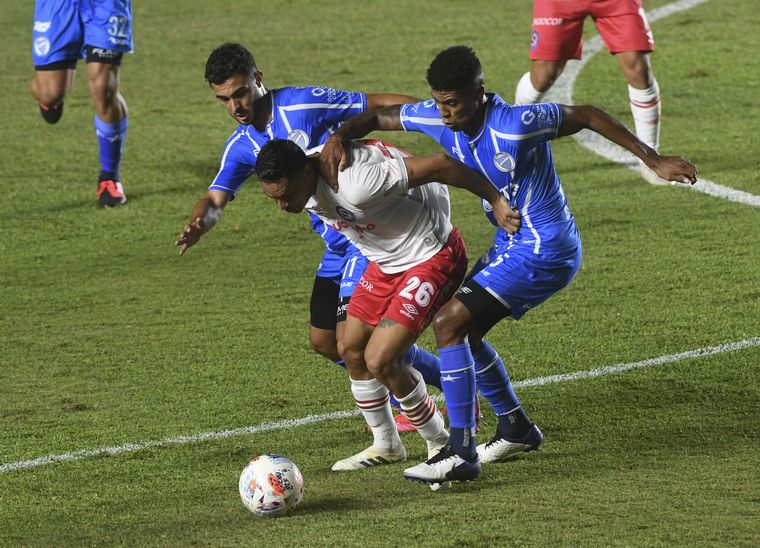 Argentinos se hace fuerte de local y supera 2-0 a Godoy Cruz