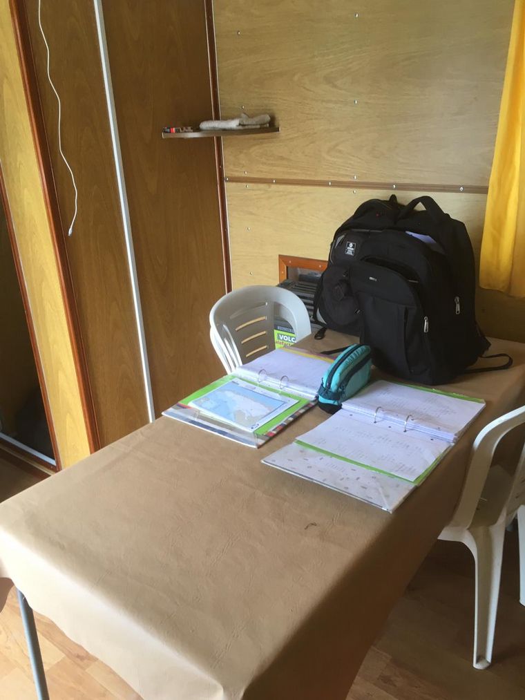 Duermen en una casilla rural para poder ir a la escuela