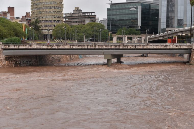 El Suquía, caudaloso tras la tormenta de este martes.