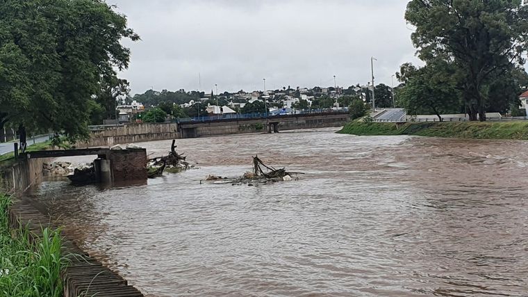 Fue intensa la lluvia en la ciudad de Córdoba.