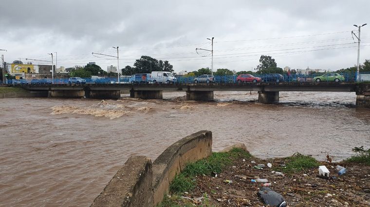 Fue intensa la lluvia en la ciudad de Córdoba.