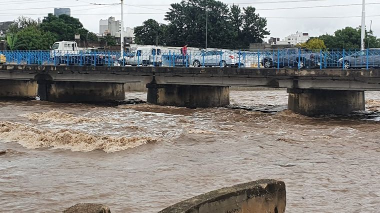 Fue intensa la lluvia en la ciudad de Córdoba.