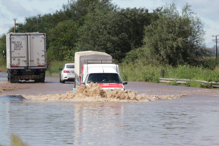 Anegamiento de la ruta 9 a la altura del kilómetro 80 cerca de Toledo.