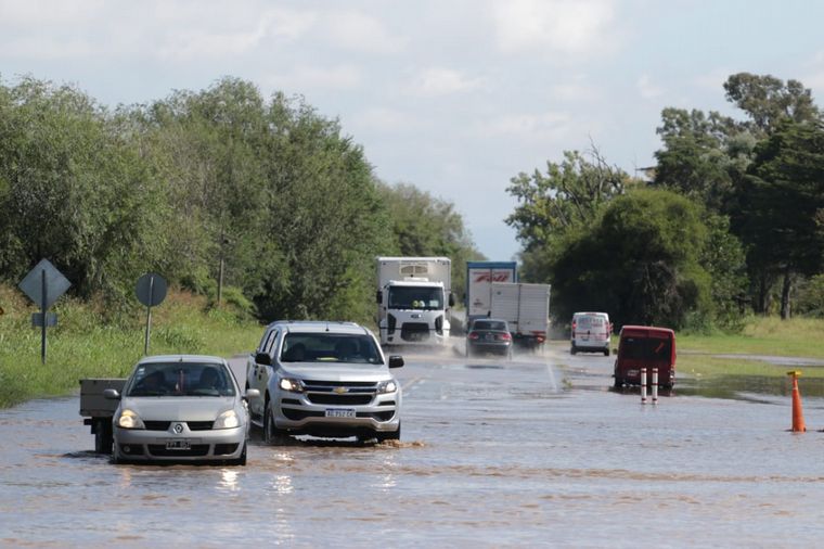 Anegamiento de la ruta 9 a la altura del kilómetro 80 cerca de Toledo.