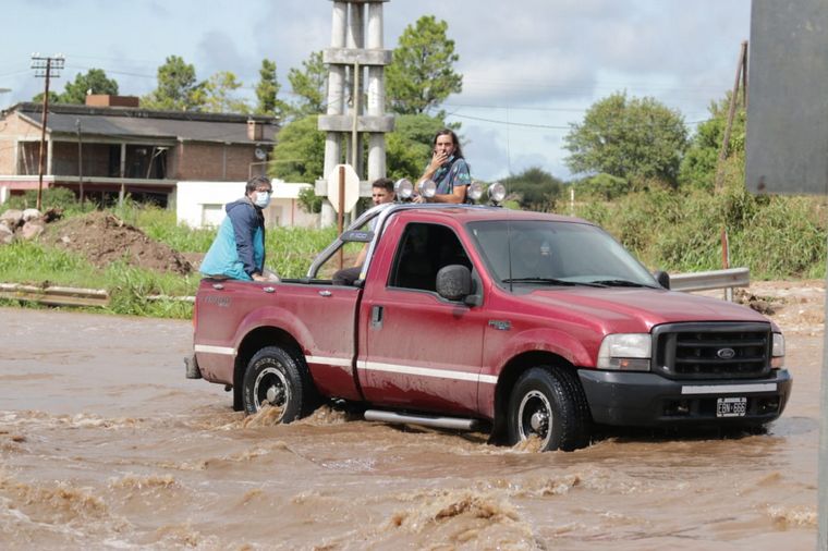 Anegamiento de la ruta 9 a la altura del kilómetro 80 cerca de Toledo.