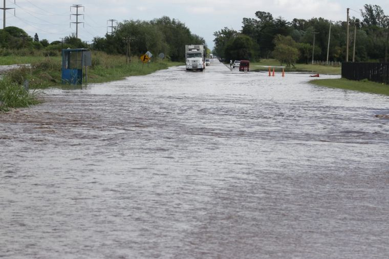 Anegamiento de la ruta 9 a la altura del kilómetro 80 cerca de Toledo.