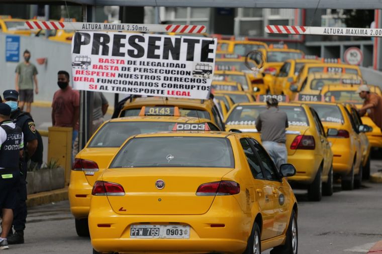 Taxistas paran en Córdoba contra el transporte ilegal - Radioinforme 3 -  Cadena 3 Argentina