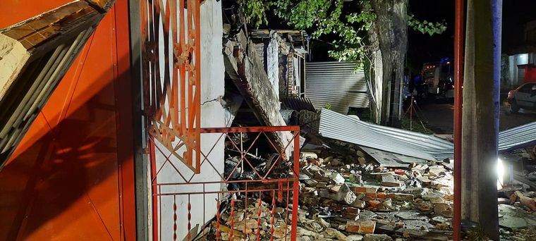Discutió con un vecino, lo asesinó y voló su propia casa (Foto: Bomberos Alte. Brown)