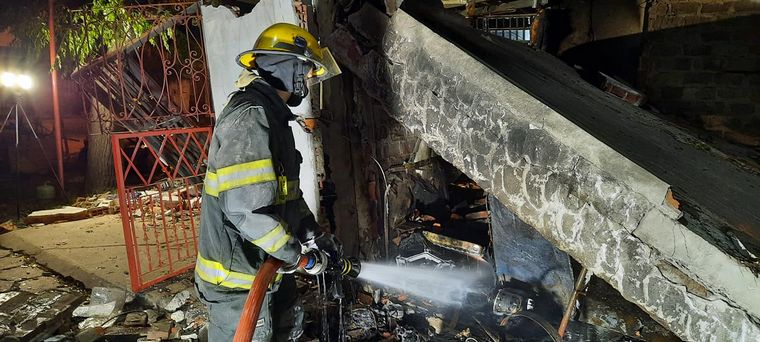Discutió con un vecino, lo asesinó y voló su propia casa (Foto: Bomberos Alte. Brown)