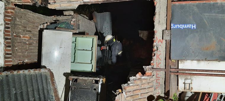 Discutió con un vecino, lo asesinó y voló su propia casa (Foto: Bomberos Alte. Brown)